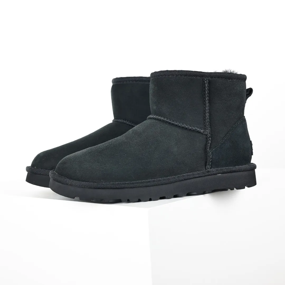Pick up locally 💰520, core recommendation, good price, UGG Classic Mini mid-tube series, Xiaohongshu hot model, Henan Longfeng leather production, sheepskin and wool integration, top quality in the market, 2-3 cm cashmere insole, keeping warm in winter, suitable for home use. In the new year, uug launched a style series, which is partially biased towards the preferences of young consumers, and has also been at the forefront of fashion trends. Shoe body material, water-repellent coated suede upper 17mm UGGPURE™ implanted wool insole Lightweight non-slip comfortable rubber outsole With brand LOGO Trademark Comes with full packaging Size: 35 36 37 38 39 40